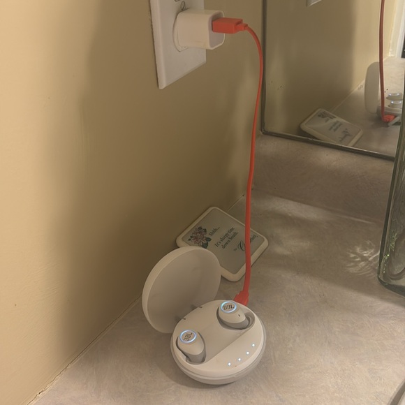 JBL wireless ear buds. New in box-in original box with instructions, charger - Picture 2 of 12